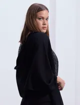 Pashmina de gasa negra con apliques de brillos plateados en los bordes.