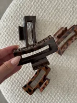 Broche para el pelo tipo clip, de acetato color carey con diseño geométrico.