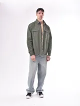 Campera verde militar con cuello clásico, cierre frontal con botones, dos bolsillos con solapa en el pecho y corte recto.