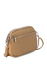 Bandolera pequeña color negro, de material símil cuero, con correa fina y herrajes plateados.