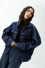 Campera tracker de denim azul oscuro, corte boxy, bolsillos frontales y lavado vintage. Corte oversize.