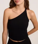 Top ajustado de punto roma color rojo, con diseño de un solo hombro y tirante torcido.