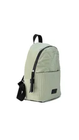 Mochila de tela color blanco con diseño capitoneado en la parte superior y textura tipo telar en la parte inferior. Tiene correas negras ajustables, asa superior y bolsillo frontal amplio. Incluye compartimento interno para iPad.
