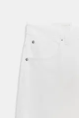 Jeans de tiro medio, estilo balloon baggy, color gris oscuro lavado. Presenta pierna muy ancha y largo completo, con aberturas sutiles en los bajos.