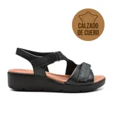 Sandalias de cuero negras con plataforma baja, tiras anchas con ajuste de velcro y plantilla acolchada. Cuentan con tecnología Low Impact para absorción de impactos.