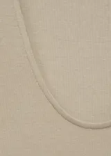 Vestido midi evasé color beige, con tirantes anchos y escote cuadrado.