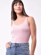 Musculosa de algodón color azul marino con breteles finos y escote redondo.