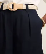 Short de cintura alta color azul marino, con cinturón de rafia y bolsillos laterales.