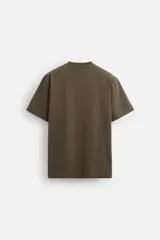 Camiseta color verde militar, de corte cuadrado y tejido de algodón pesado.