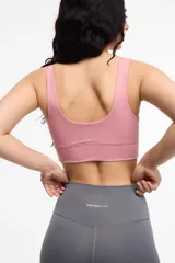 Top deportivo color rosa, con breteles anchos y copas removibles.