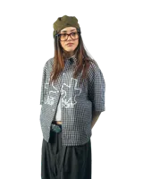 Camisa unisex a cuadros blancos y negros con estampado de texto en el frente, corte holgado y mangas cortas.