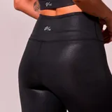 Calza larga deportiva negra con textura reptil.
