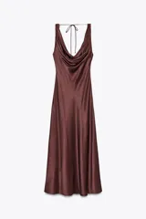 Vestido midi marrón de satén, con escote fluido, tirantes finos y espalda descubierta con lazo.