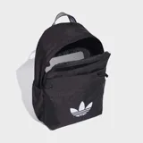 Mochila negra Adidas Adicolor Classic con logo blanco de la marca en el frente. Tiene un compartimento principal amplio con cierre de cremallera, un bolsillo frontal adicional y bolsillos laterales. Las correas son acolchadas y ajustables.