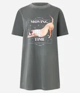 Camisón estilo t-shirt color gris con efecto desteñido, cuello redondo, mangas cortas y estampa frontal de un perro haciendo yoga.