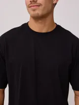 Remera negra de corte holgado confeccionada en algodón.