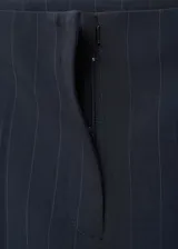 Pantalón de vestir negro con finas rayas verticales blancas, tiro alto, corte recto y cierre oculto con botón, gancho y cremallera.