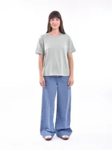 Remera gris de corte recto y mangas cortas.