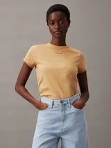 Remera slim de algodón orgánico color beige, con cuello redondo y logo pequeño de Calvin Klein en el pecho.