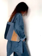 Bolsa matera de tela canvas combinada con división interna para organizar termo y mate. Incluye asa corta de mano.