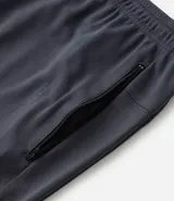 Bermuda deportiva azul marino con cintura elástica ajustable con cordón, bolsillos laterales con cierre de cremallera y logo estampado en la pierna izquierda.