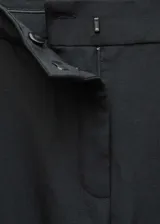 Pantalón de vestir negro de corte recto, con trabillas, bolsillos laterales y cierre oculto de botón, gancho y cremallera.