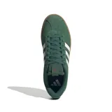 Championes Adidas VL Court 3.0 color verde con detalles en blanco y suela color caramelo. Zapatillas de corte bajo con exterior de gamuza y las tres tiras clásicas de Adidas en los laterales.