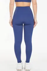 Calza deportiva larga azul con bolsillos laterales y corte ajustado.