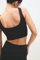 Top deportivo negro con breteles anchos y espalda deportiva.