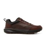 Zapato casual Skechers Relaxed Fit: Slade - Peralto, color marrón. Presenta una parte superior de piel y material sintético, una plantilla Skechers Air-Cooled Memory Foam con infusión de carbón y amortiguación Skechers Goga Mat Arch para un mejor apoyo.