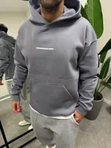 Canguro gris con capucha y estampado en la espalda con la inscripción "Nonstandar based on a concept".