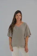 Blusa color gris topo de lino con escote en V y mangas cortas con volados.