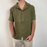 Camisa verde militar de muselina con manga corta y corte oversize.