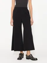 Pantalón de pierna ancha en poplín elastizado, con cintura elastizada y bolsillos en los laterales.