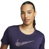 Remera deportiva Nike Dri-FIT color fucsia con logo Swoosh estampado en el pecho.