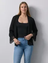 Cardigan negro calado, marca Ruby Rd. Manga larga amplia con aplique de crochet.