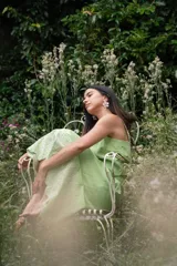 Conjunto de pollera midi y crop top celeste, con bordado de flores blancas.