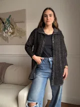 Camisa de tejido calado color negro con brillo, de corte holgado y mangas largas.