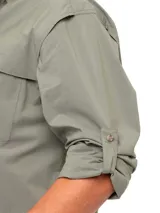 Camisa de manga larga color celeste, con bolsillos amplios y cierre de botón, diseñada para actividades al aire libre.