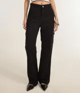 Pantalón recto color verde oliva, con cintura alta y bolsillos cargo laterales con solapa.