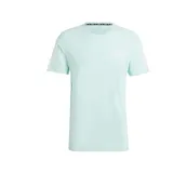 Remera de running color celeste con tres tiras blancas en las mangas y logo de Adidas en el pecho.