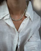 Collar regulable de bronce macizo con cuentas de piedra natural de cuarzo lima y jaspe rojo, y un dije central de labradorita.