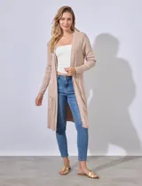 Cardigan largo de tejido elastizado color beige, con bolsillos aplicados en la parte delantera.