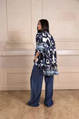 Camisa de manga corta con estampado abstracto en tonos azul marino, celeste y blanco.