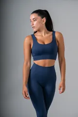 Top deportivo azul con textura acanalada, escote redondo y breteles anchos.