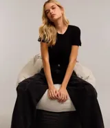 Blusa marrón de rib con cuello redondo y botones.