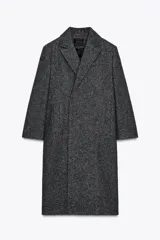Abrigo oversize de Zara Woman Collection confeccionado en mezcla de lana. Tiene cuello solapa de muescas, manga larga, bolsillos de vivo en delantero, detalle de pliegue en espalda, forro interior combinado a contraste y cierre frontal cruzado con botones interiores.