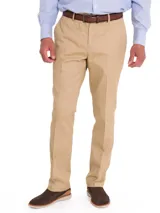 Pantalón de gabardina color beige, con tratamiento antiarrugas, calce modern fit, tiro medio, bolsillos laterales y traseros.
