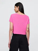 Remera crop blanca de lino con escote en V y mangas cortas.