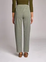 Pantalón de viscosa con estampado geométrico, tiro medio, cintura elástica ajustable con cordones, dos bolsillos delanteros y falsos bolsillos de vivo en espalda.